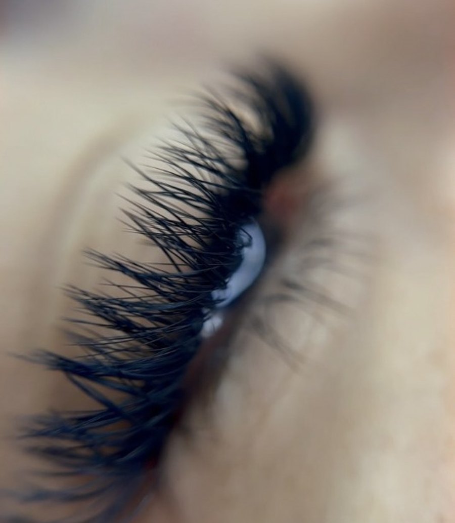 Cílios curvados após lash lifting