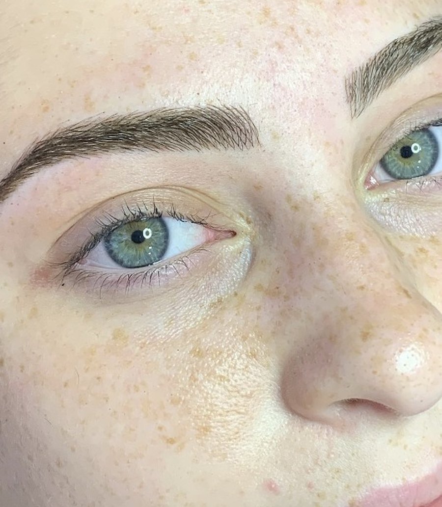 Sobrancelha alinhada com brow lamination